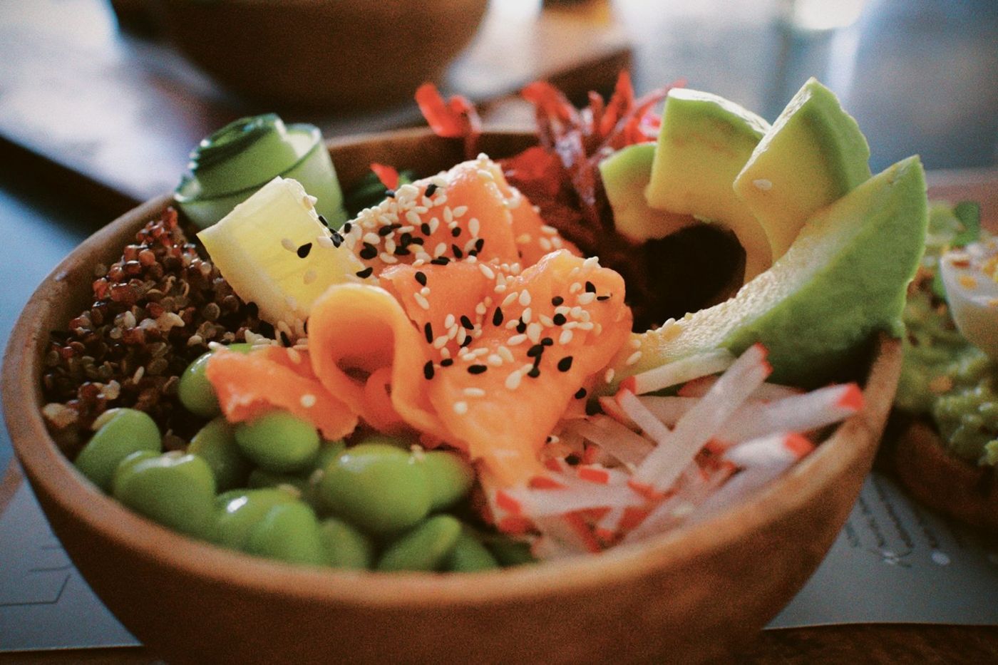 Lachs Avocado Bowl