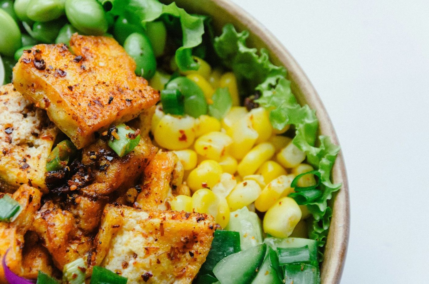 Vegetarische Bowl mit Tofu
