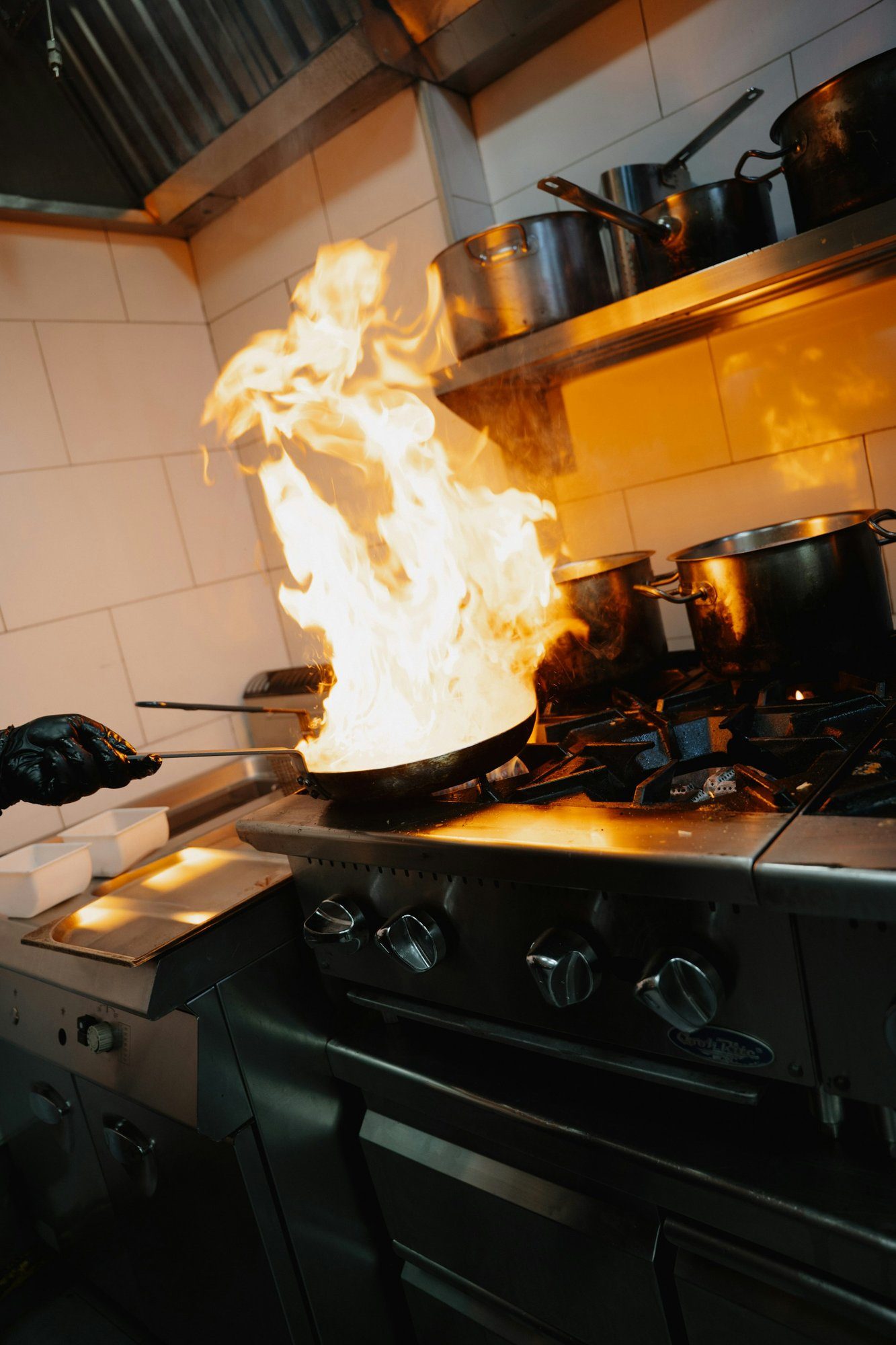 Aus dem Wok, auf großer Flamme.